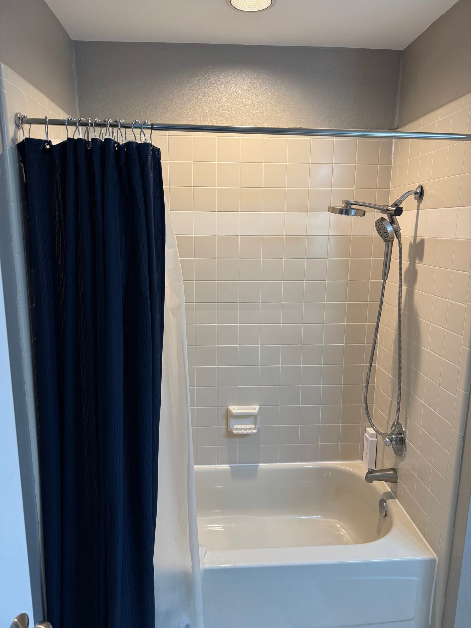 mission-ridge-bathroom-before-tub
